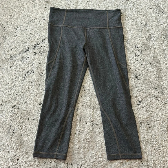 Athleta Salutation Stash Pocket Capri / Crop w/pockets Women’s Medium Gray Solid - Picture 1 of 5